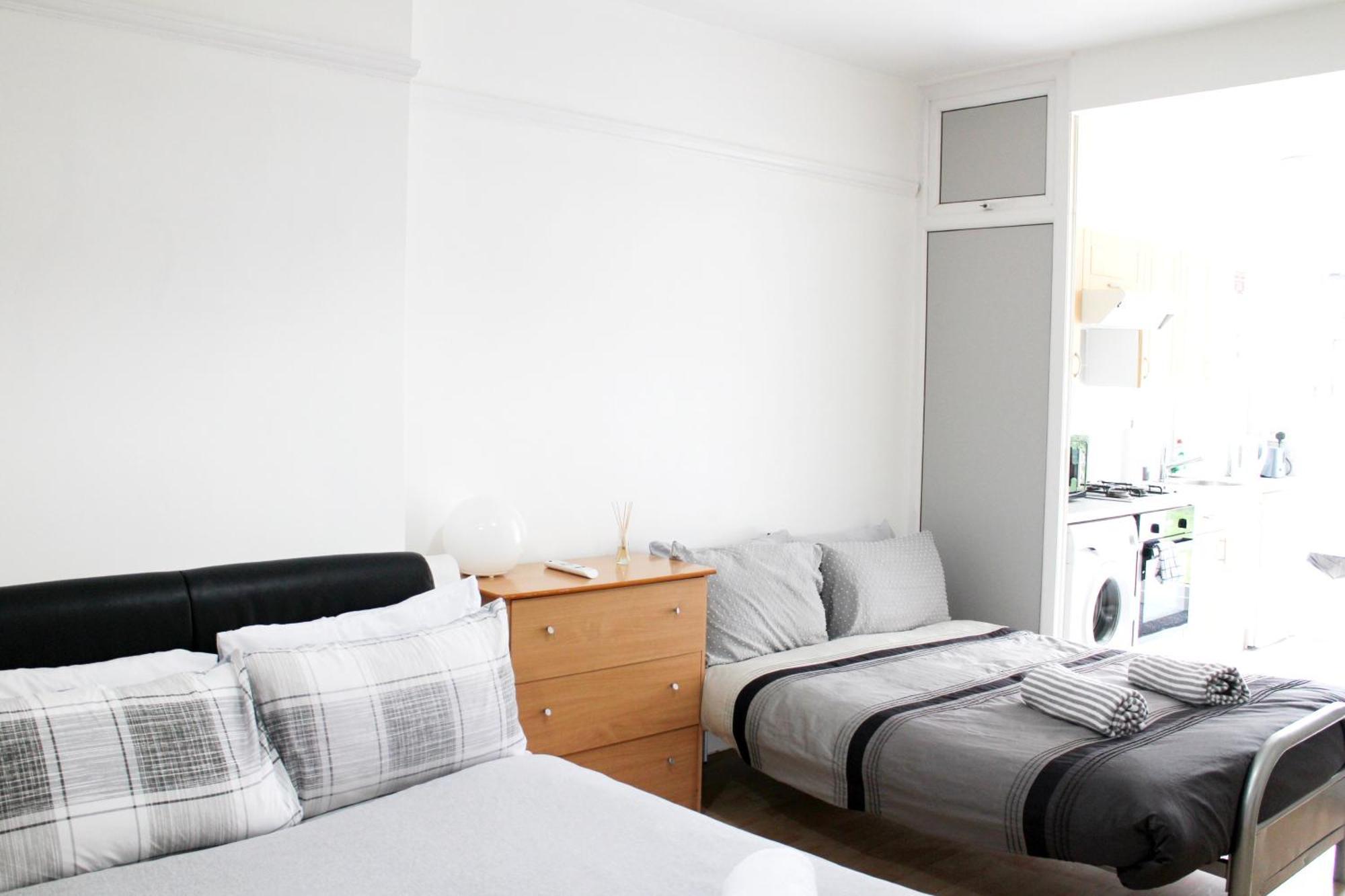 Large Garden Flat On Golders Road Leilighet *