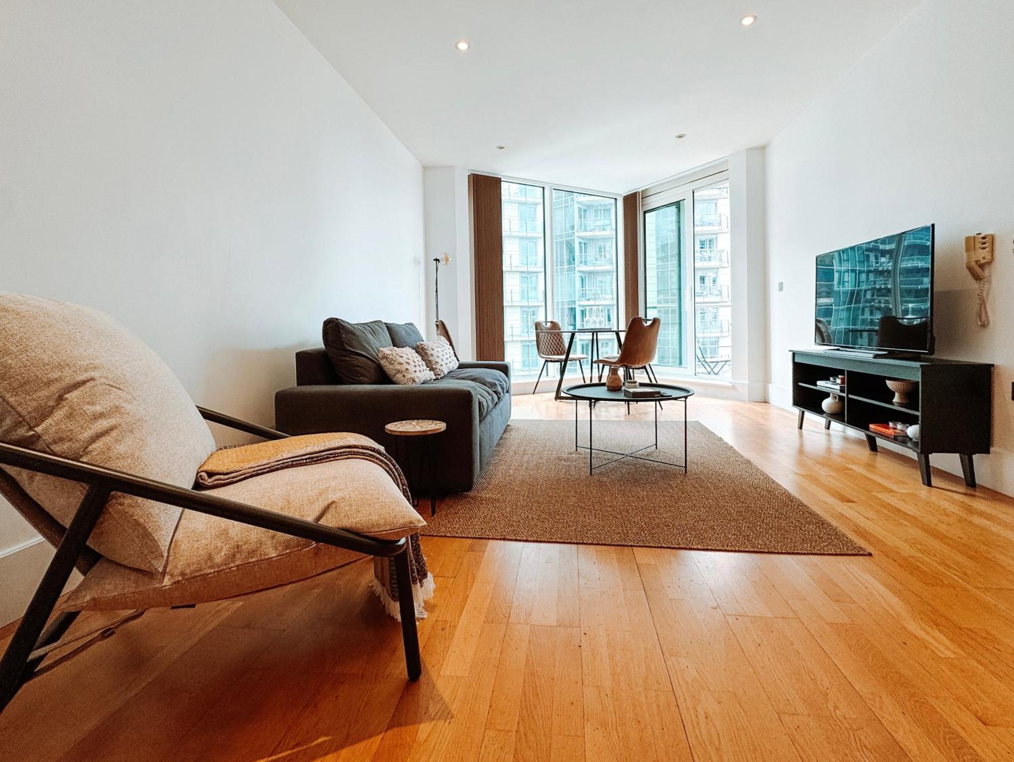 Two Bedroom Luxury Waterfront In Apartment London