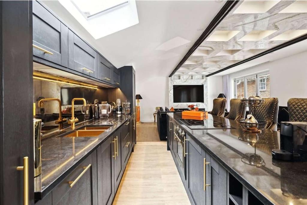 Luxury 3 Bedroom House Apartment *