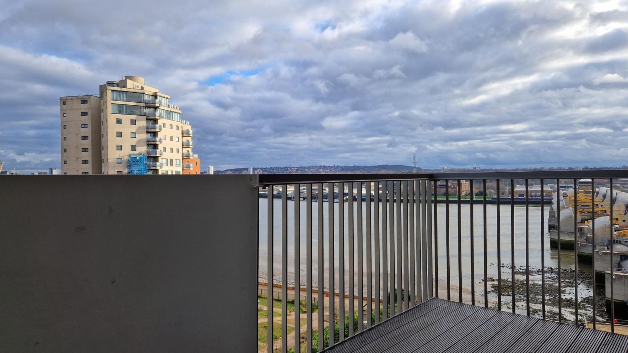 Excel Centre 2 Bedroom Flat In East Apartment