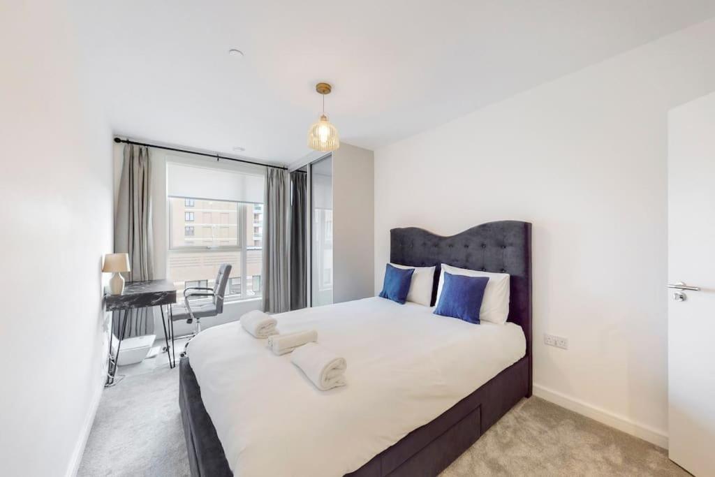 Modernistic 2 Bed - 2 Bath Flat Near *