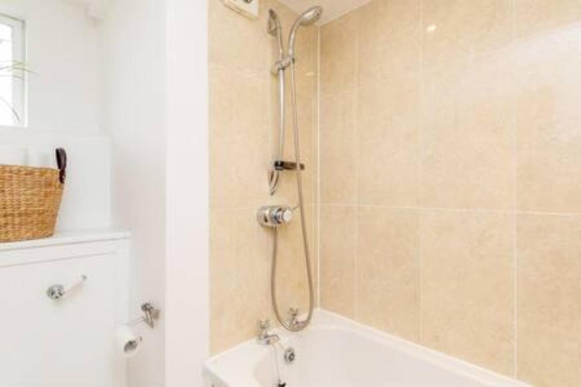 Holland Park 2 Bed Flat By Basetogo