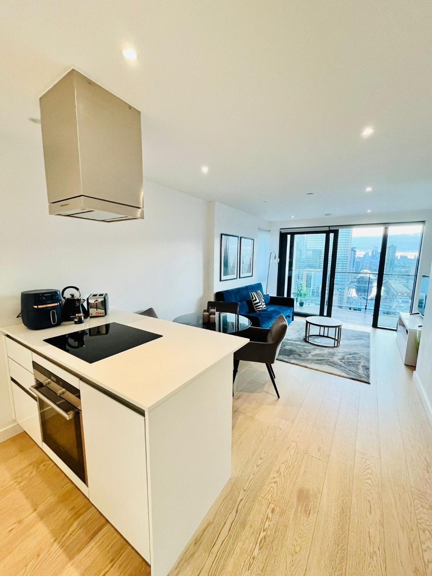 Modern Canary Wharf Apartment - Prime For Business & Family - Near Tube Access London