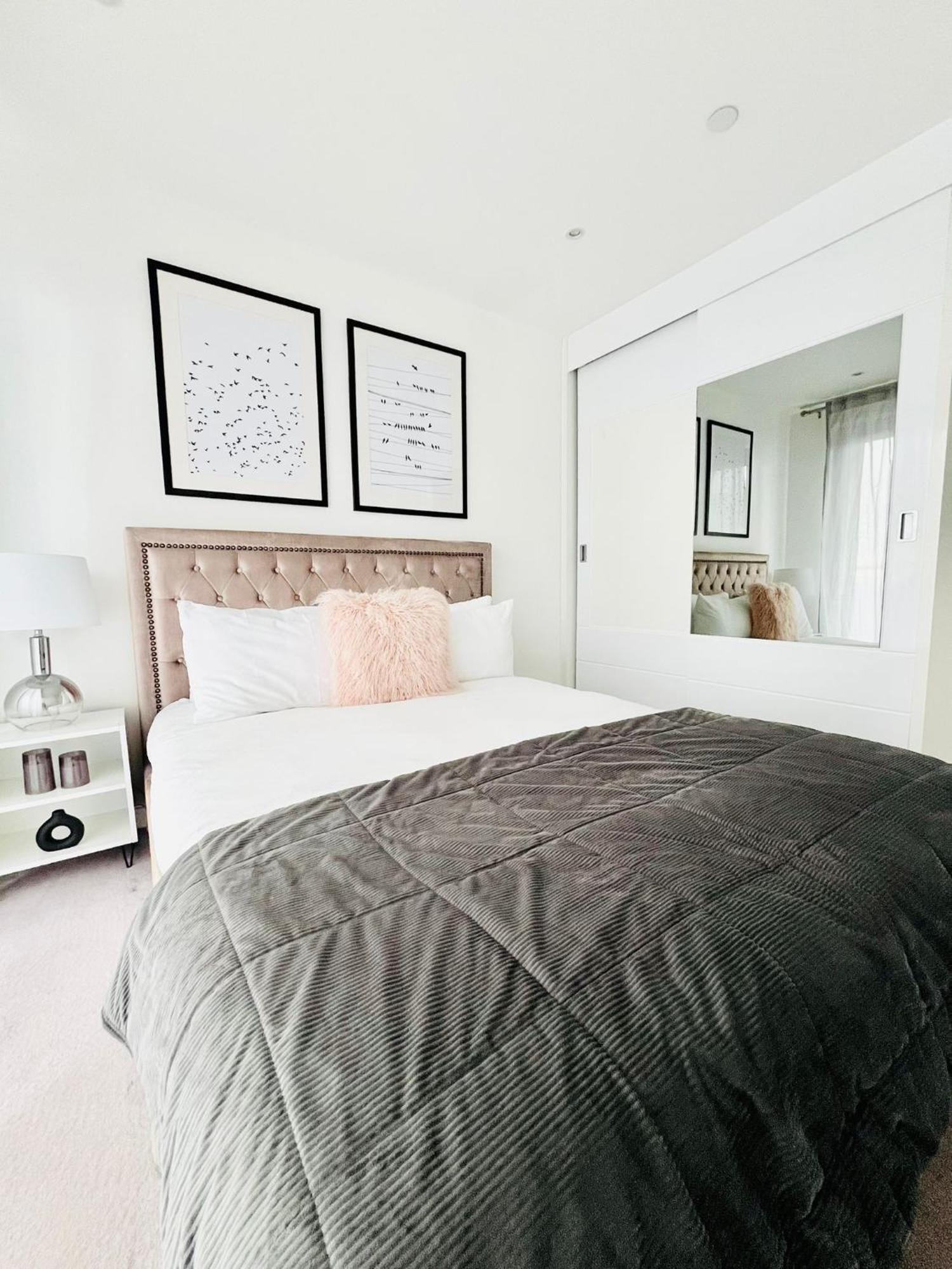 Modern Canary Wharf Apartment - Prime For Business & Family - Near Tube Access Apartment London