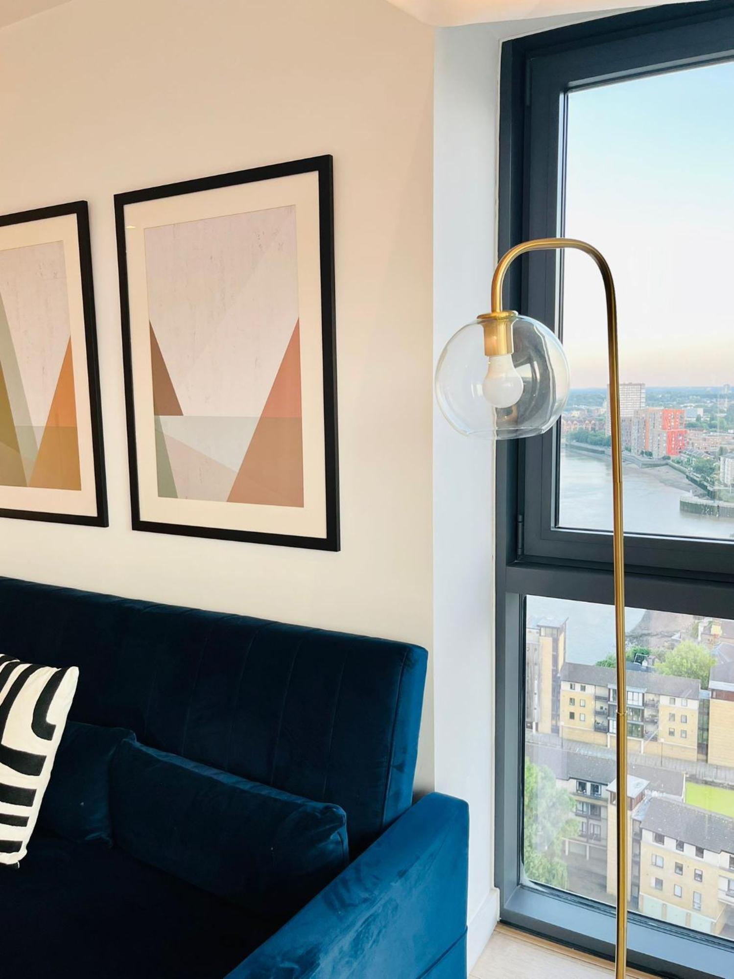 Modern Canary Wharf Apartment - Prime For Business & Family - Near Tube Access