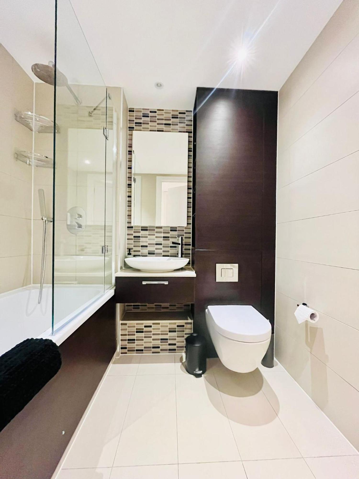 Modern Canary Wharf Apartment - Prime For Business & Family - Near Tube Access Apartment London