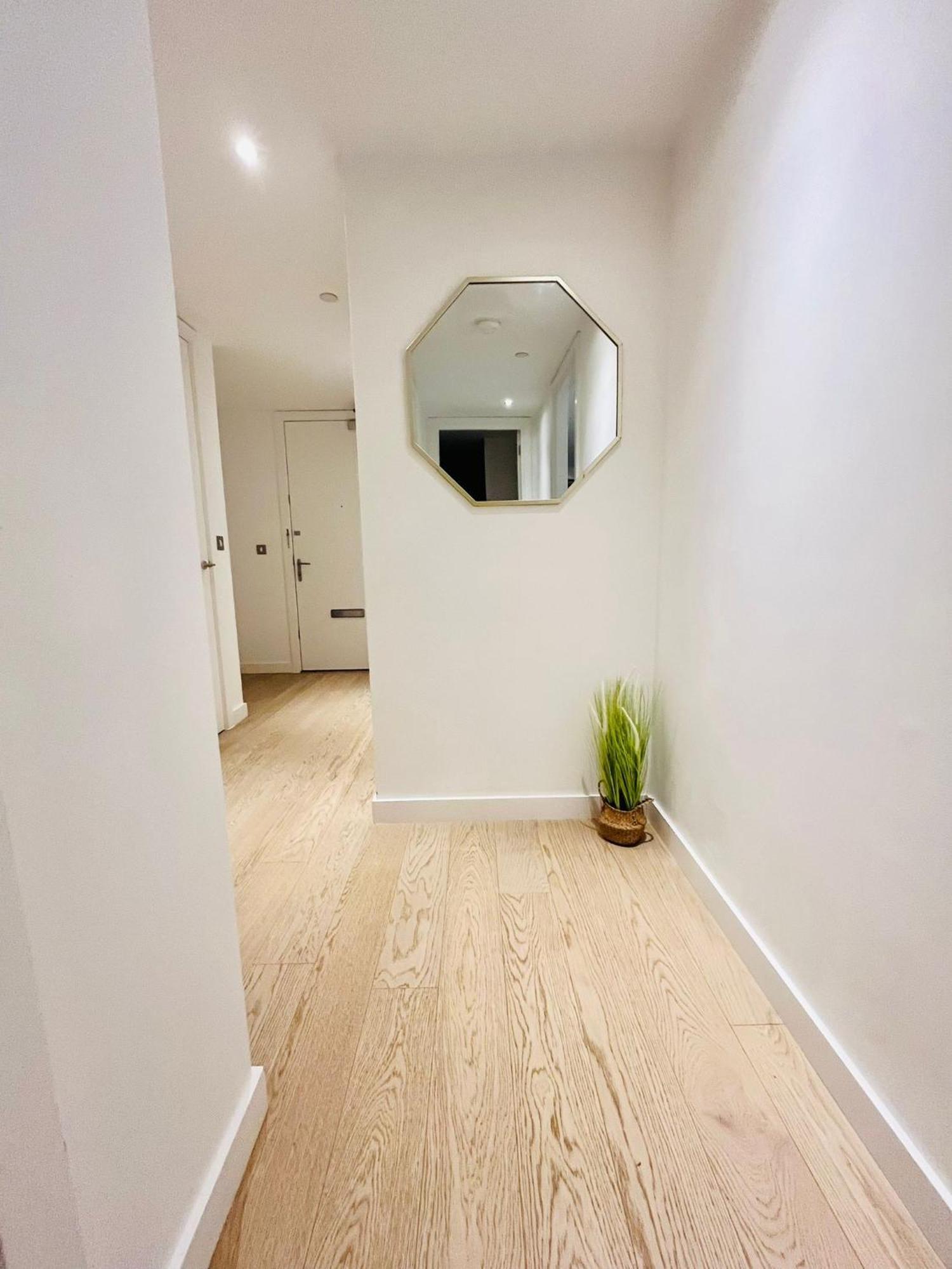 Modern Canary Wharf Apartment - Prime For Business & Family - Near Tube Access *