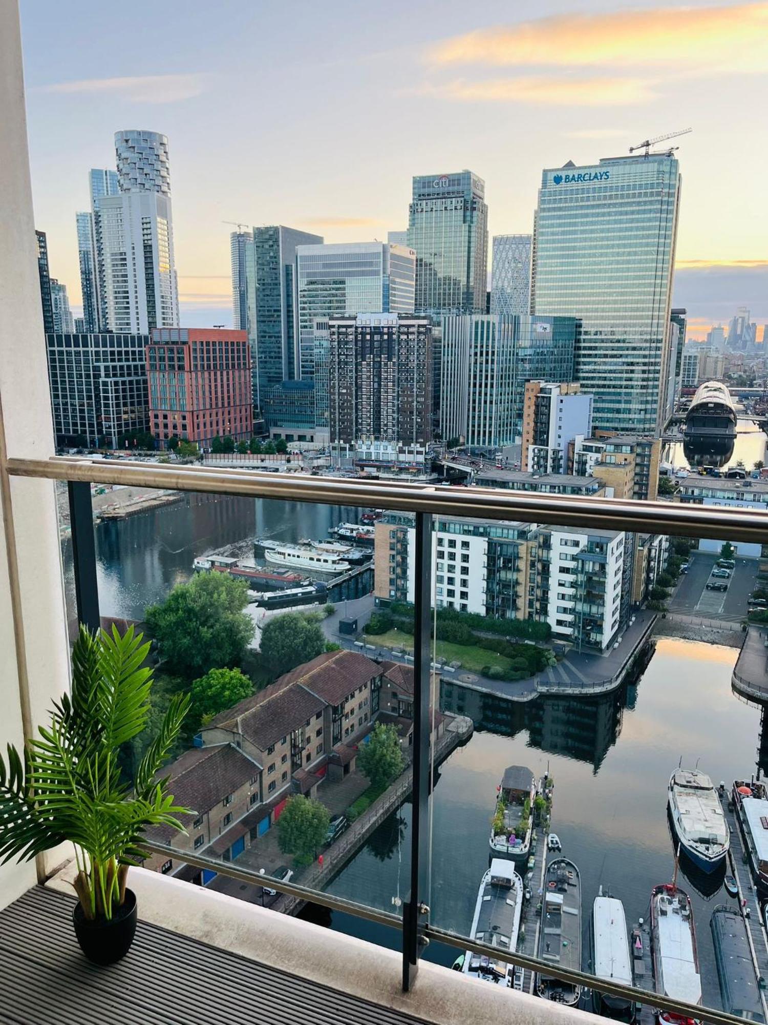 Modern Canary Wharf Apartment - Prime For Business & Family - Near Tube Access *