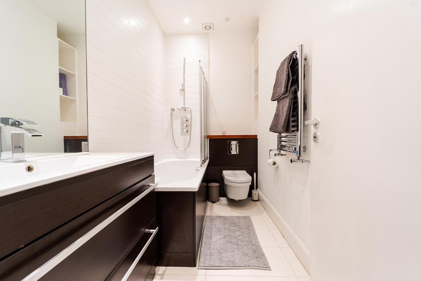 Spacious With A Balcony In Prime Location In Farringdon Londen