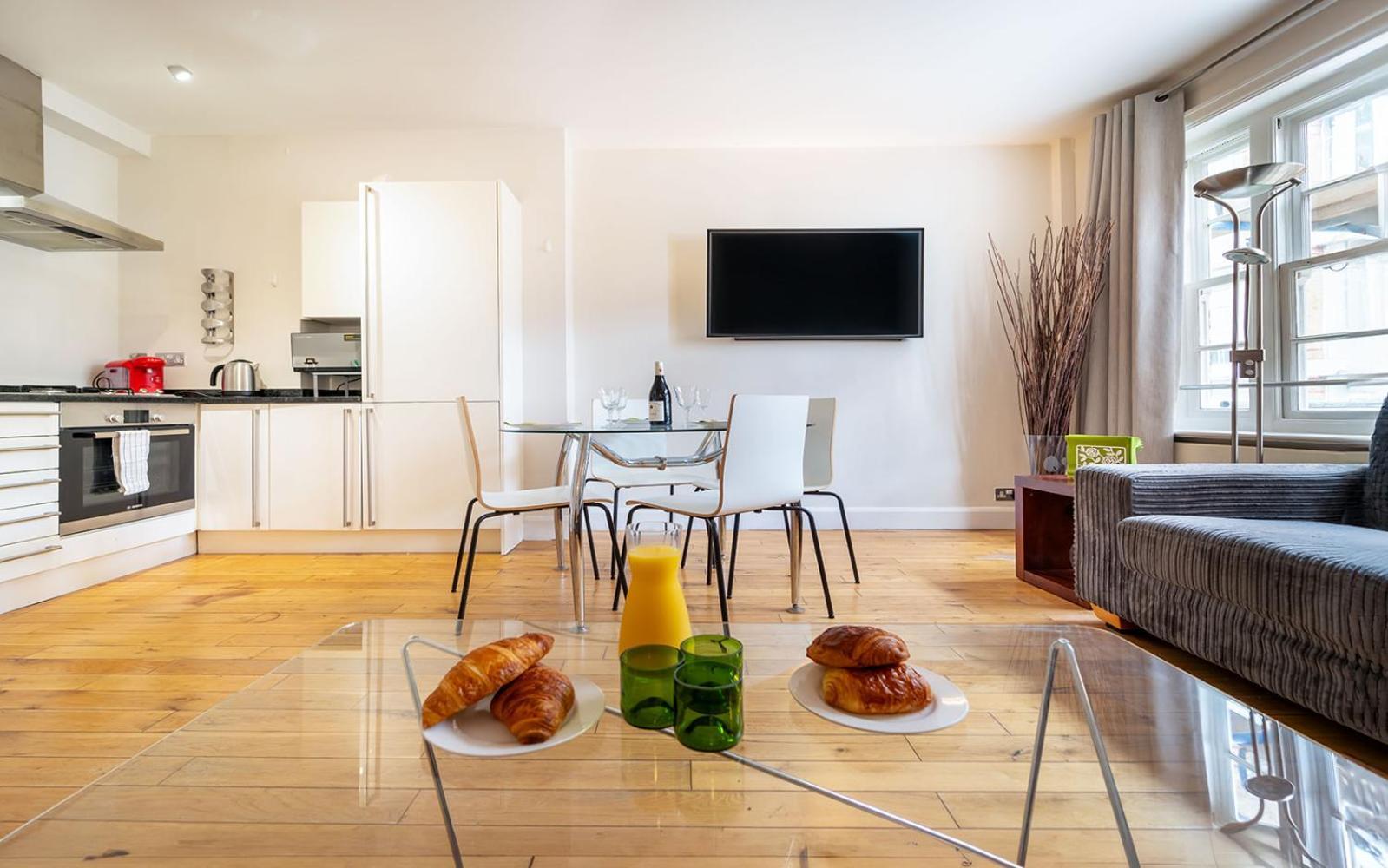 Spacious With A Balcony In Prime Location In Farringdon * Londen