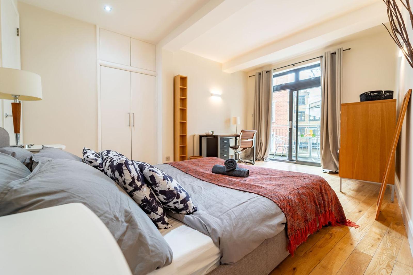 Spacious With A Balcony In Prime Location In Farringdon * Londen