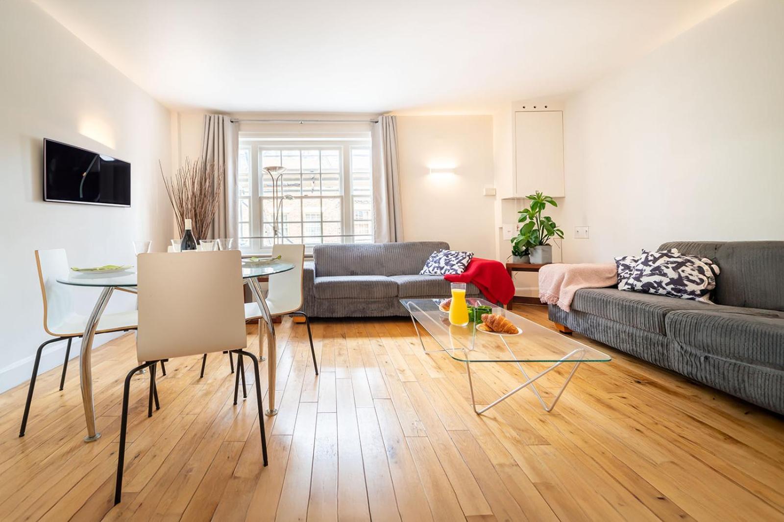 Spacious With A Balcony In Prime Location In Farringdon * Londen