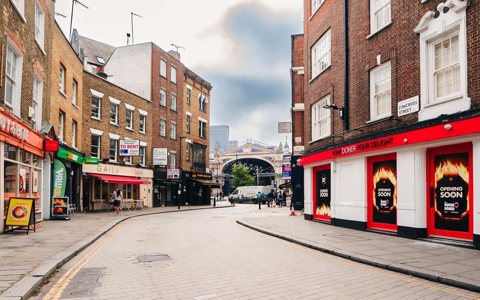 Spacious With A Balcony In Prime Location In Farringdon * Londen
