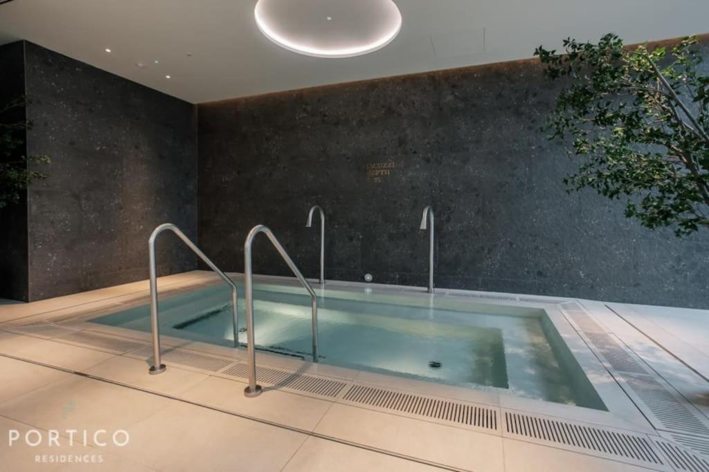 Portico Residences - Beautiful 2 Bed With Pool In Nine Elms Apartment *