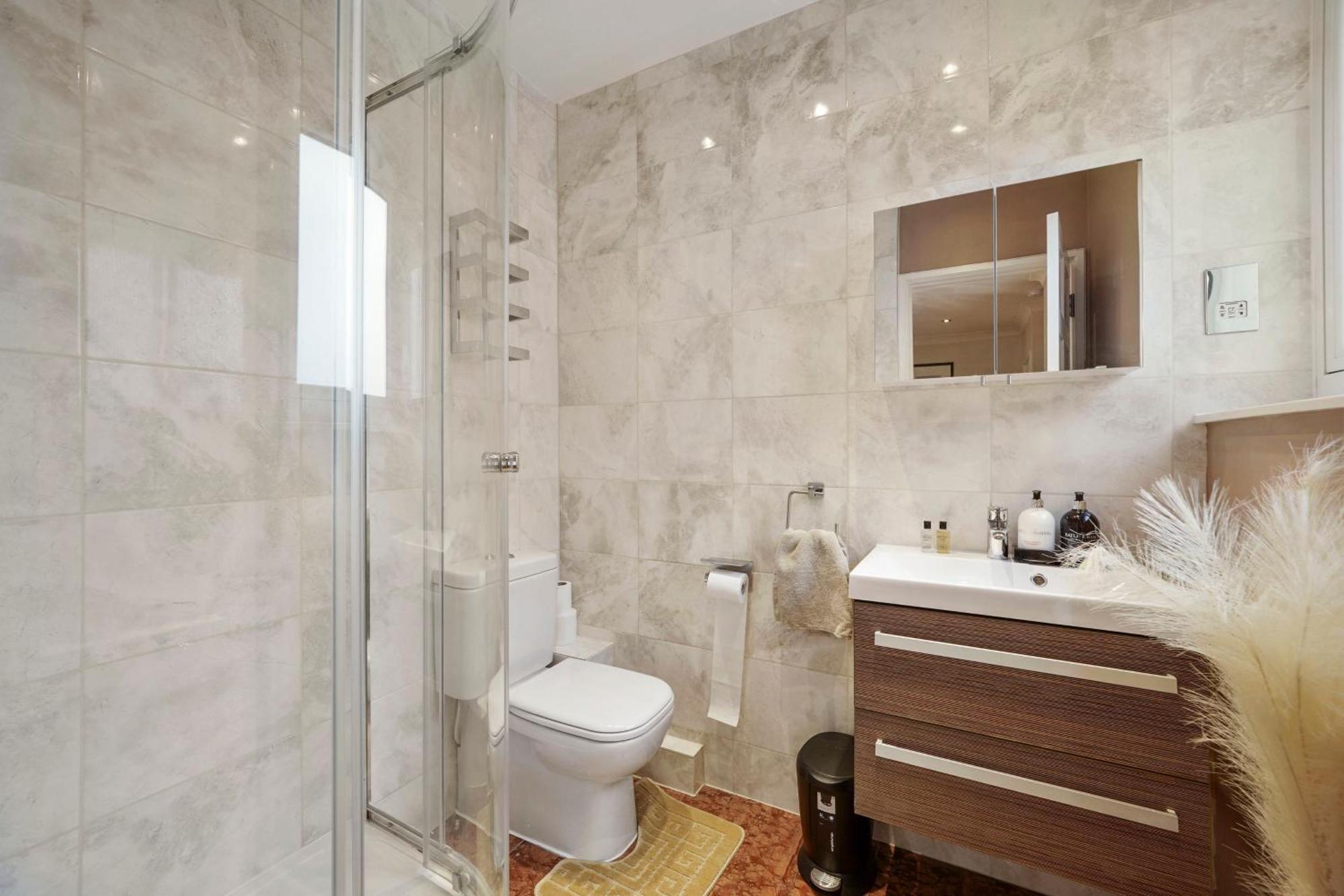 Ferienhaus Mews House With Private Patio & Parking London