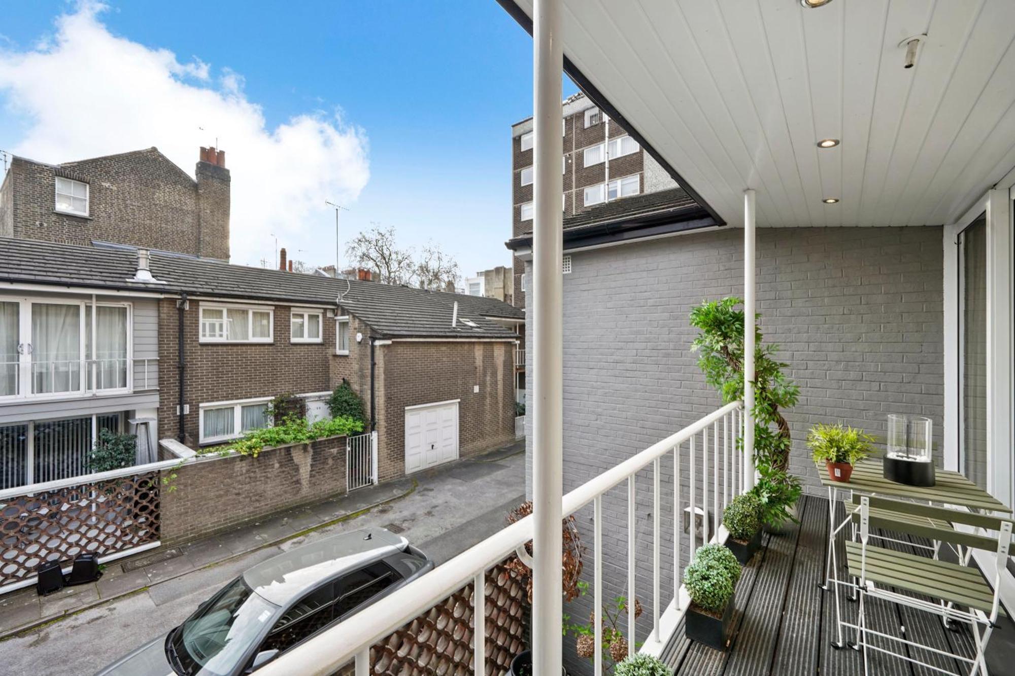 Mews House With Private Patio & Parking Vakantiehuis