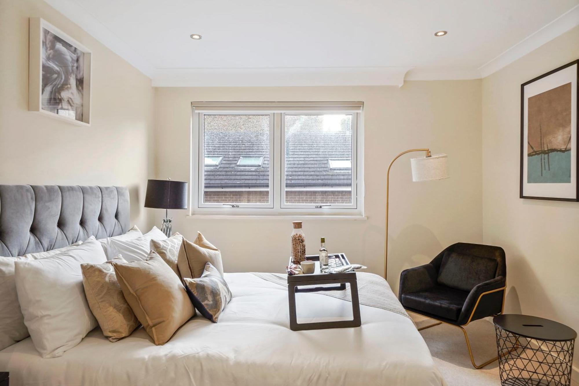 Mews House With Private Patio & Parking Londen