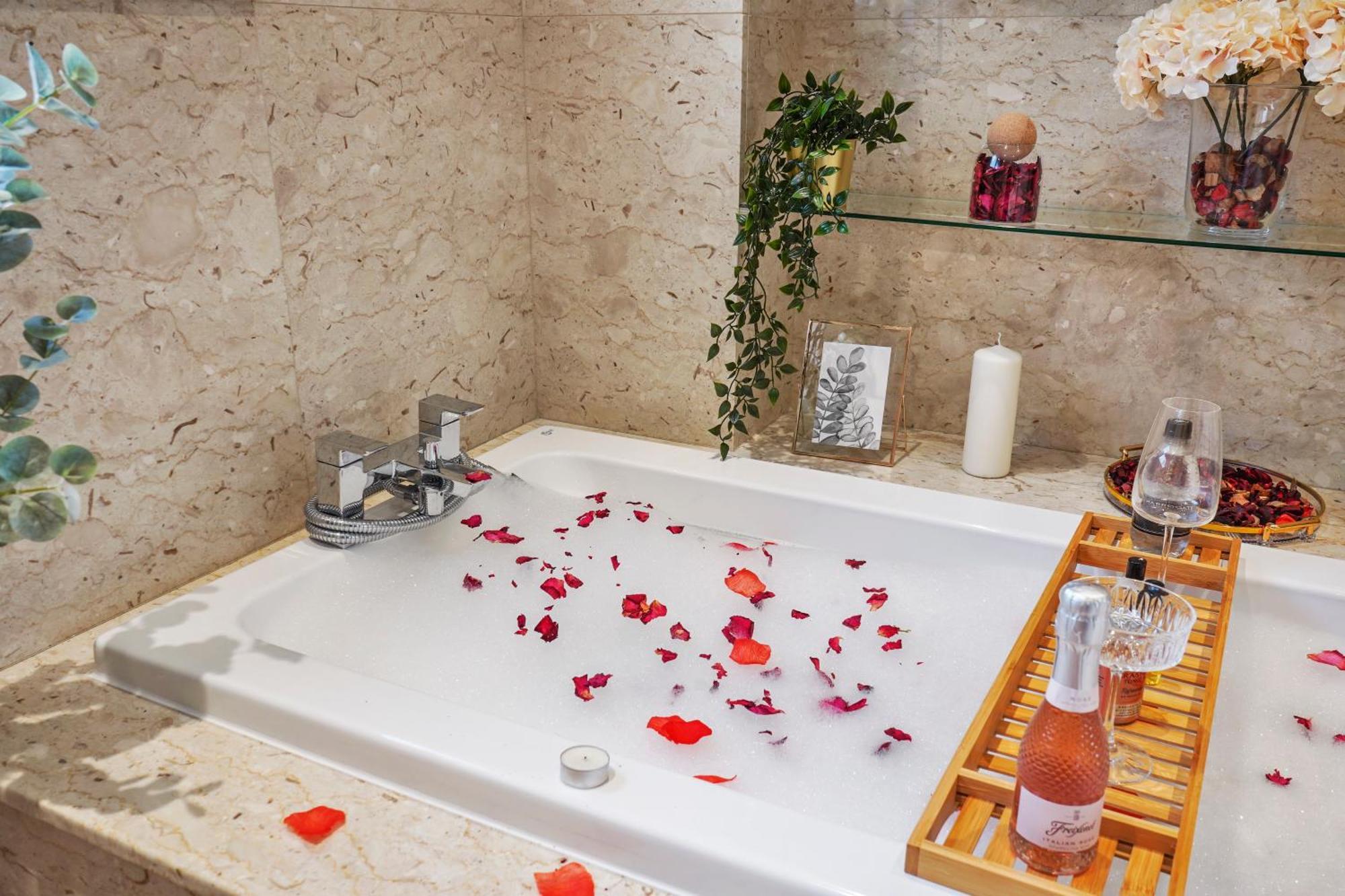 Mews House With Private Patio & Parking Ferienhaus London
