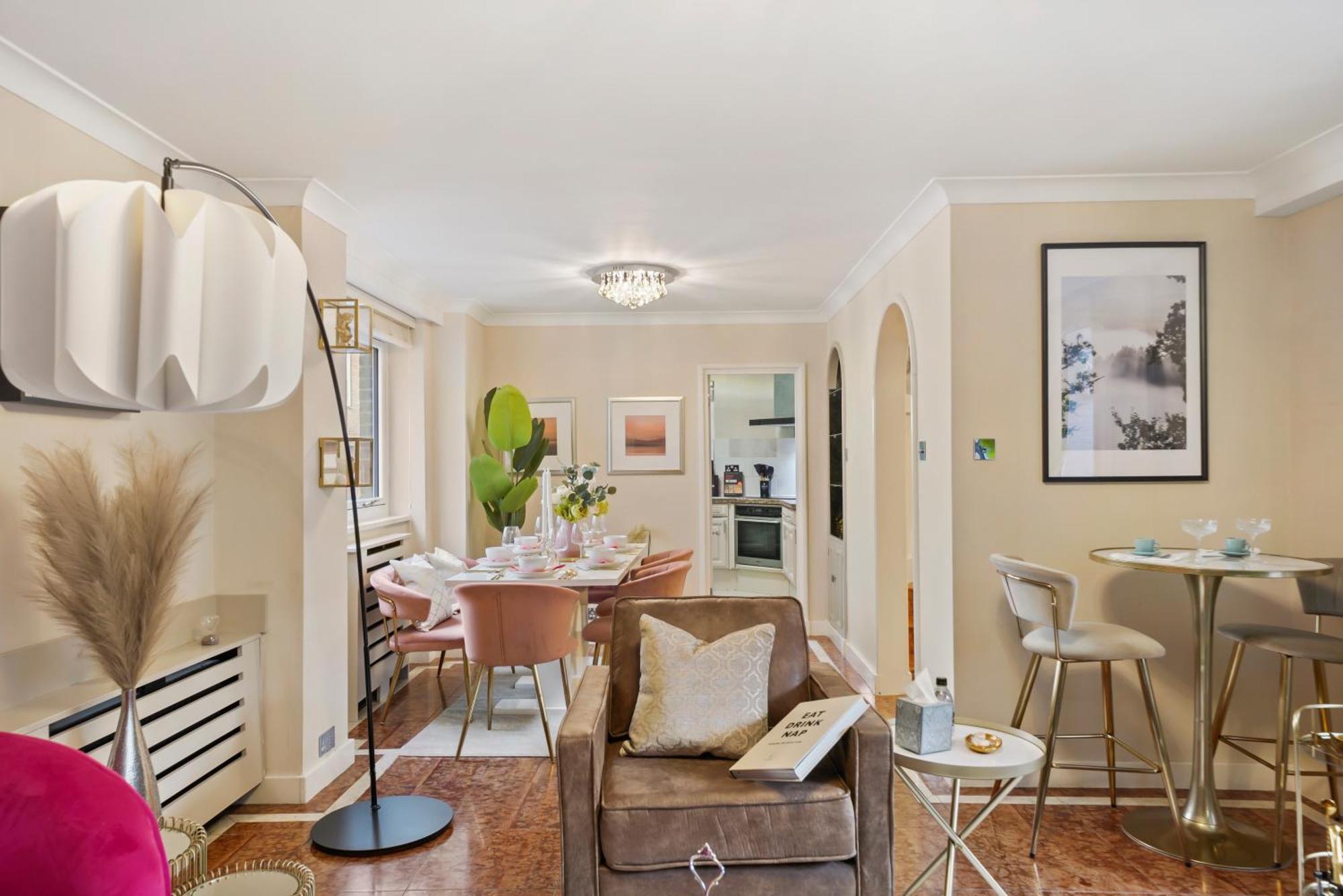 Mews House With Private Patio & Parking Vakantiehuis