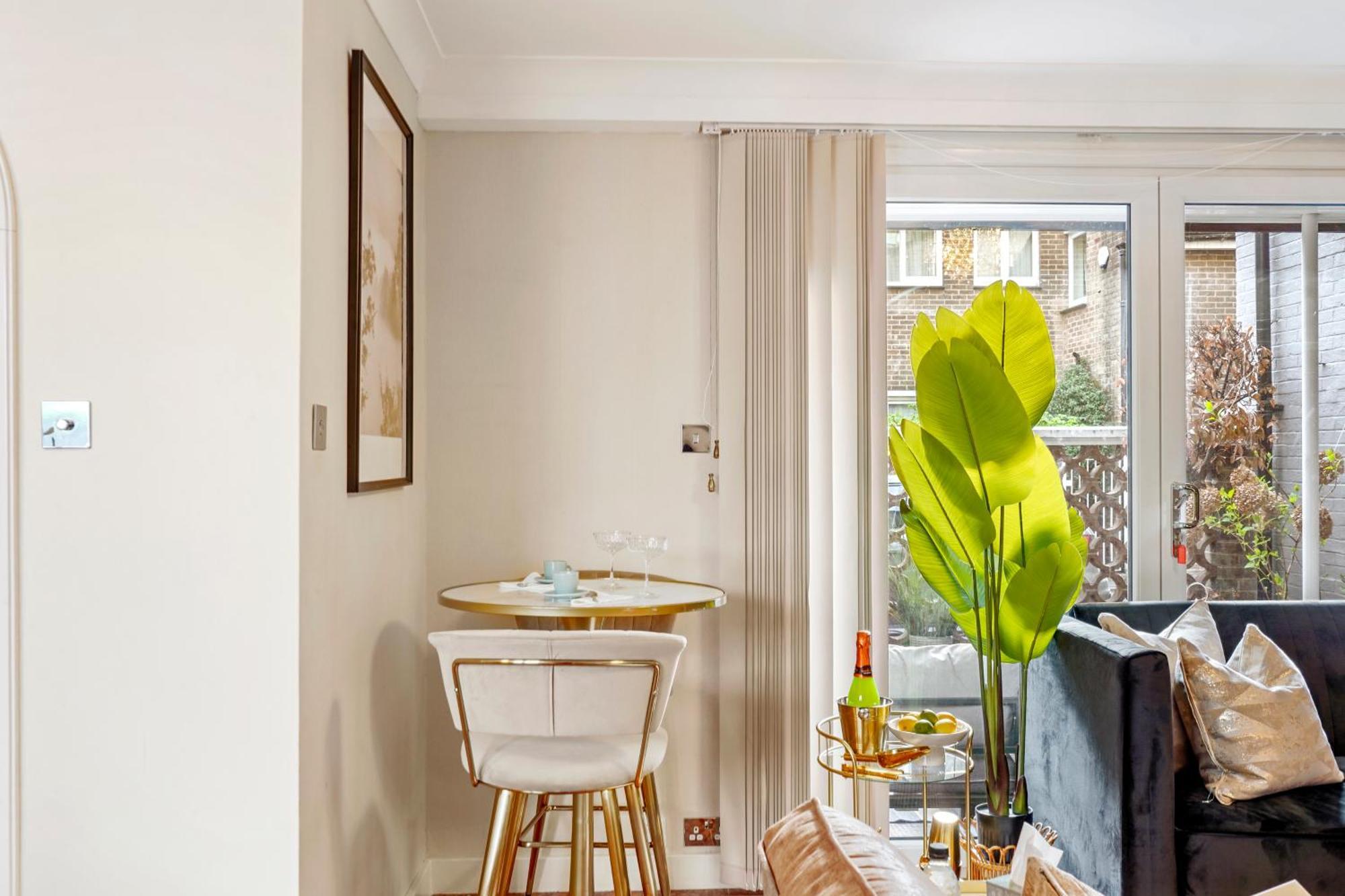 Mews House With Private Patio & Parking Ferienhaus London