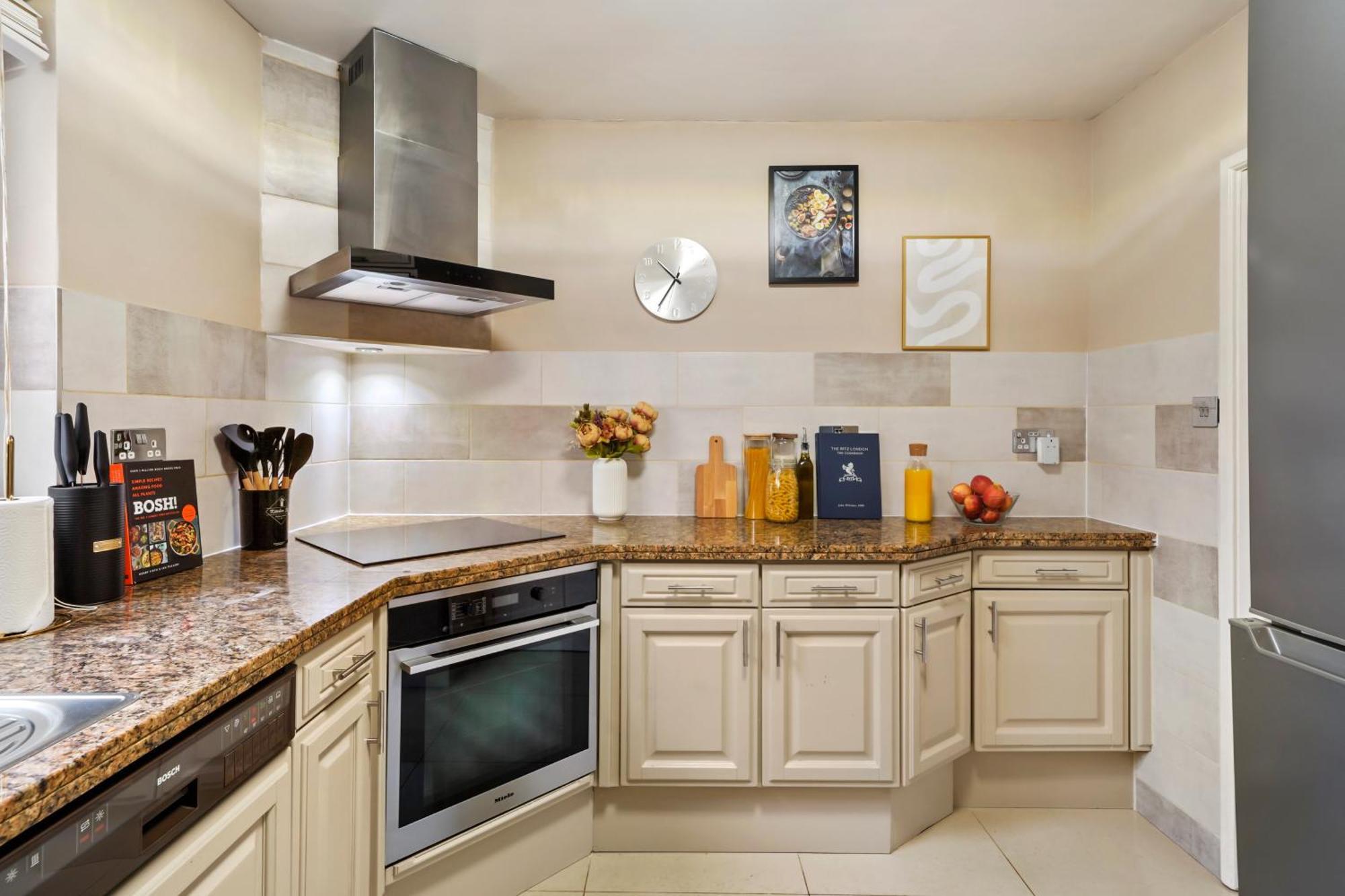 Mews House With Private Patio & Parking Ferienhaus London
