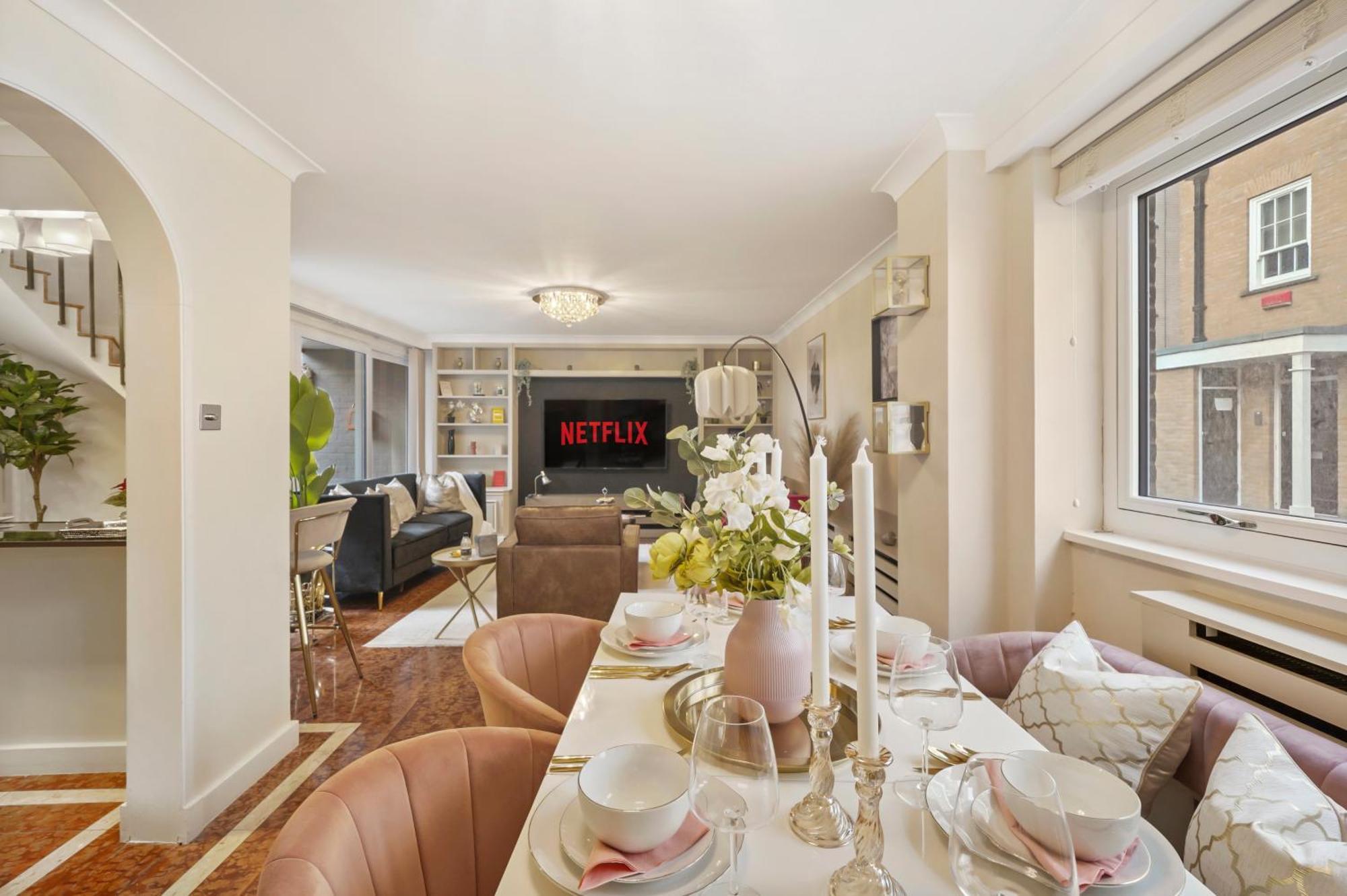 Ferienhaus Mews House With Private Patio & Parking