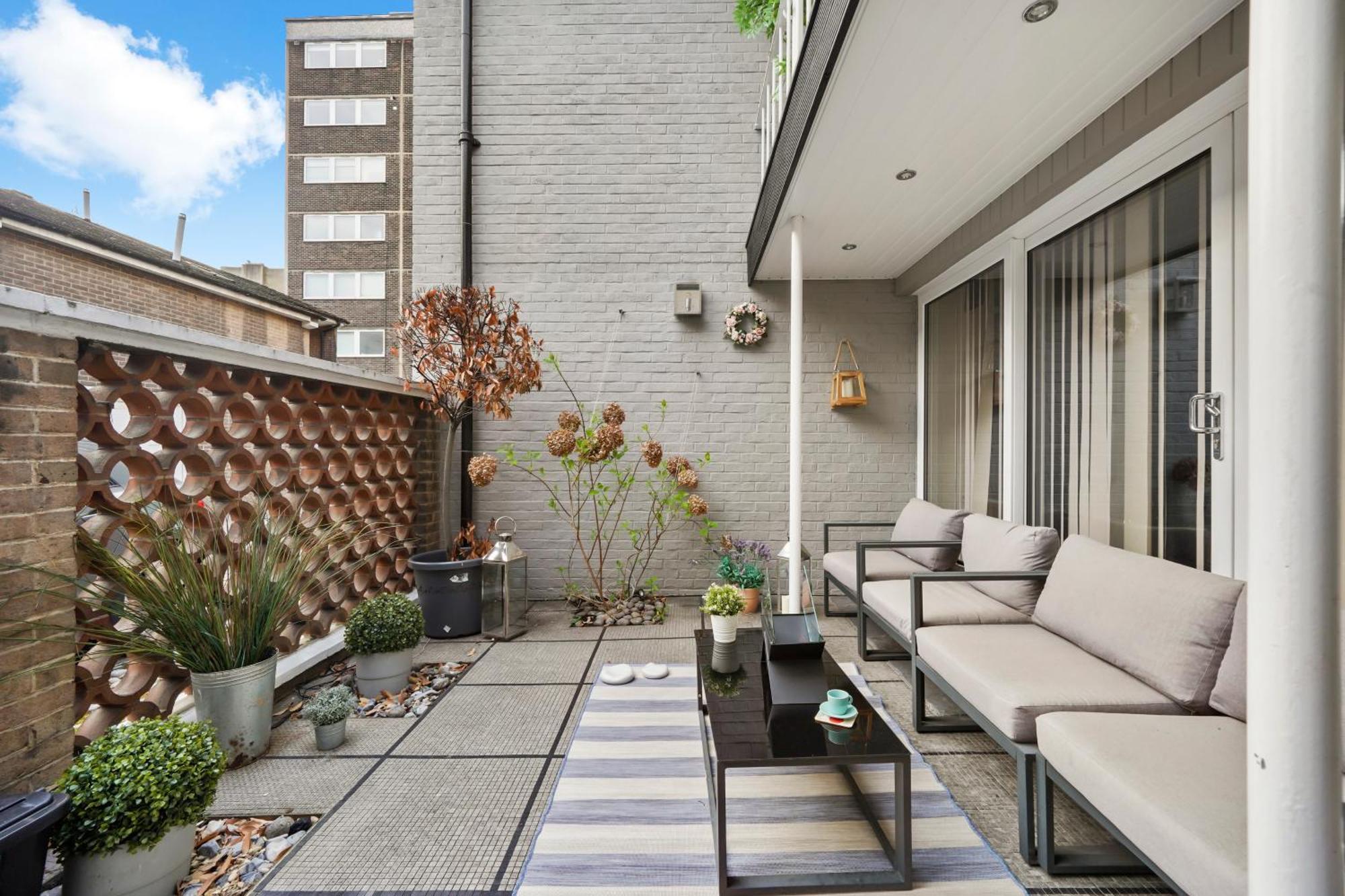 Mews House With Private Patio & Parking Ferienhaus