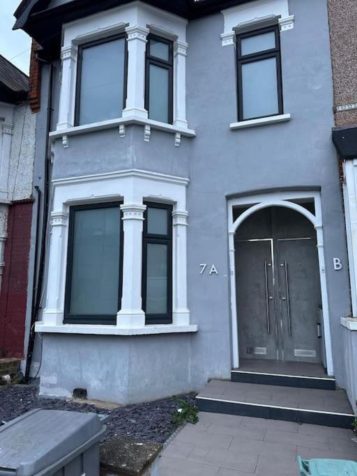 2 Bedroom Flat Wembley Apartment London