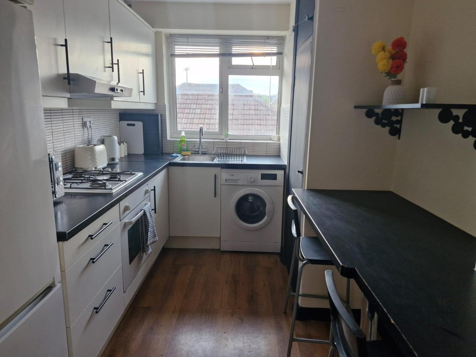 Elegant & Spacious 2-bedroom In Wimbledon *