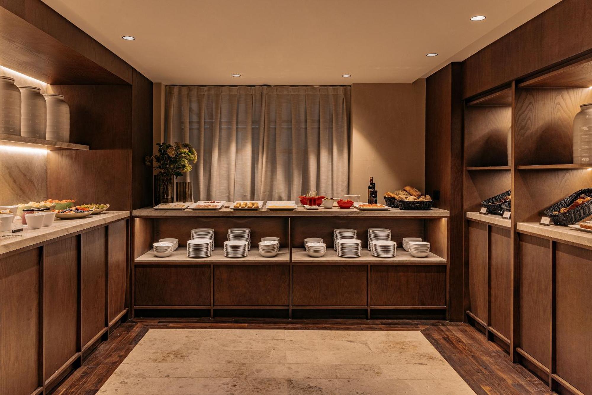 Hotel The Caesar London