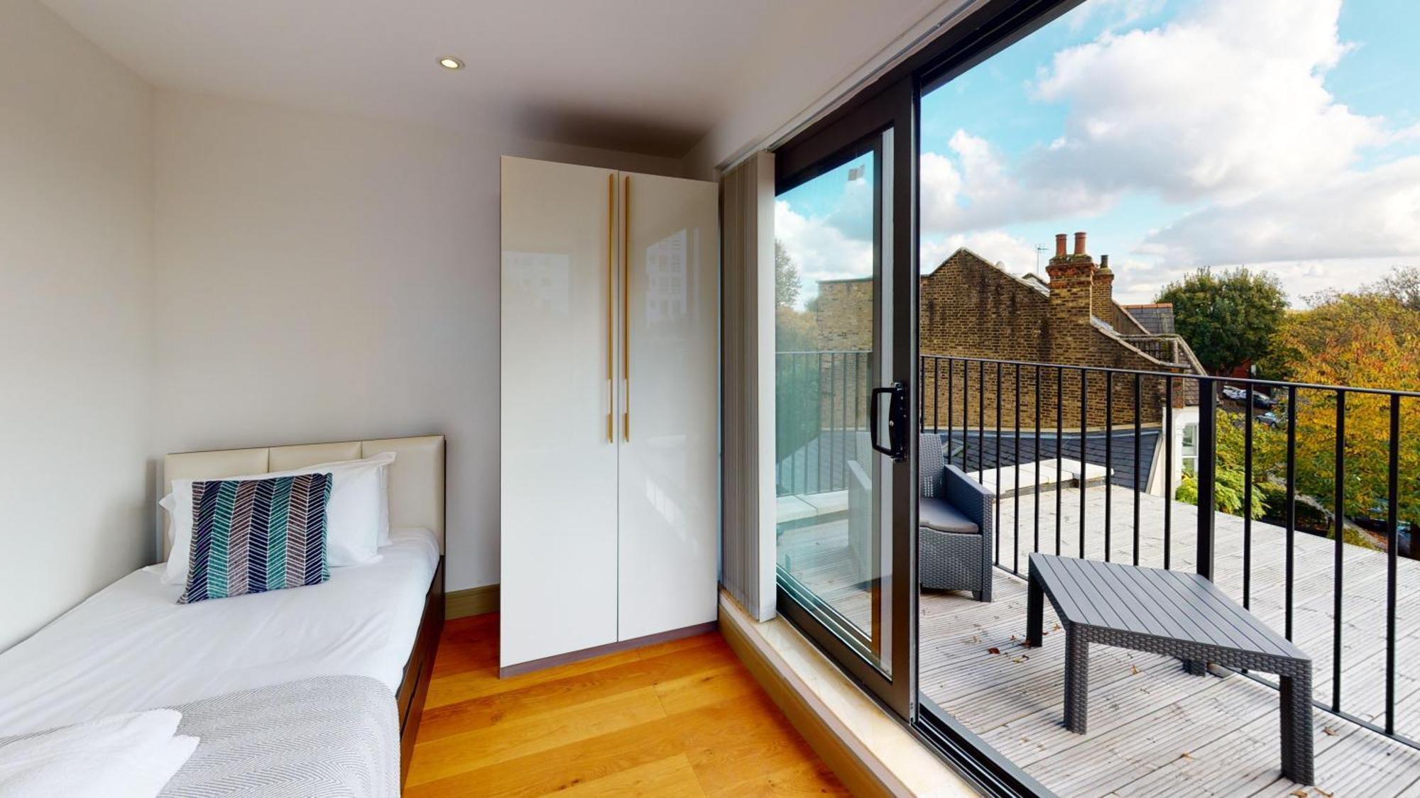 Apartment Charles Hope Kew Bridge London
