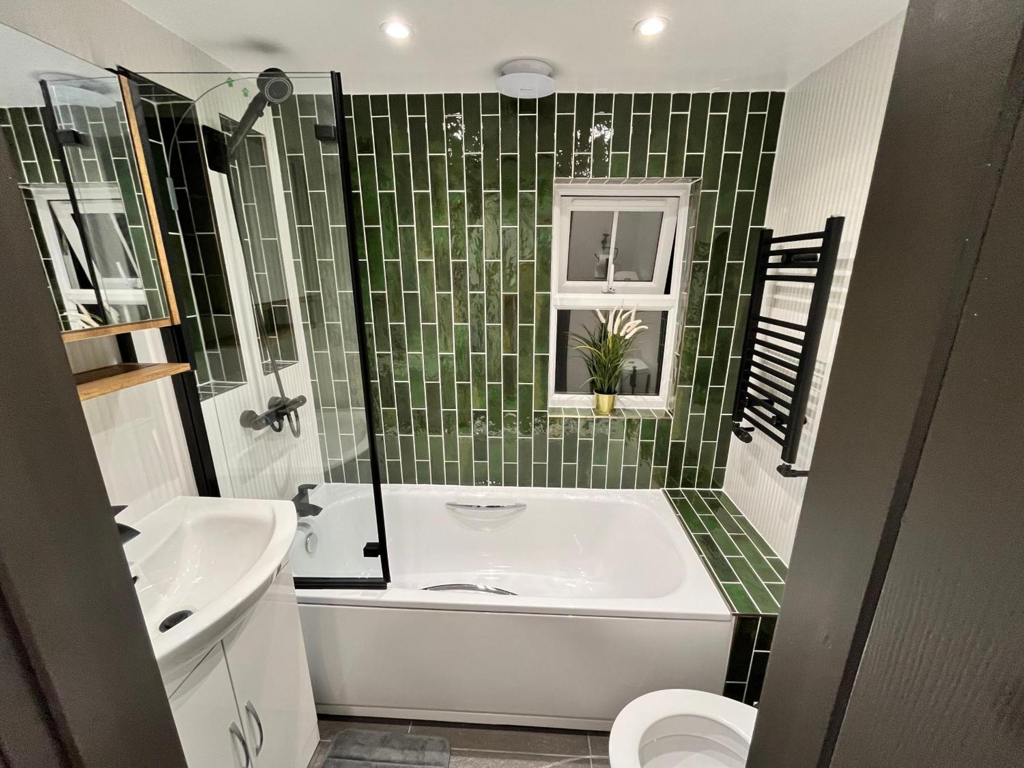 Fabulous 3 Bed - Near Excel - Sleeps 6 - 8 London