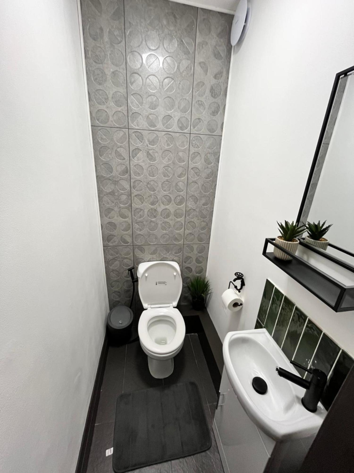 Fabulous 3 Bed - Near Excel - Sleeps 6 - 8 *