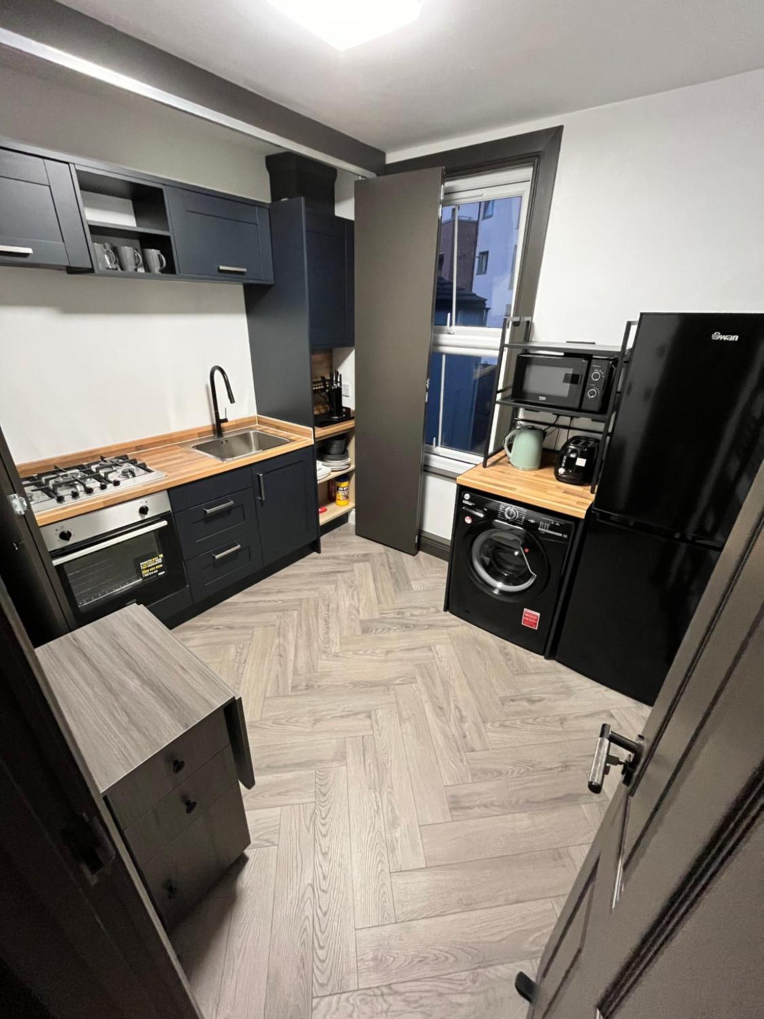 Fabulous 3 Bed - Near Excel - Sleeps 6 - 8 * London