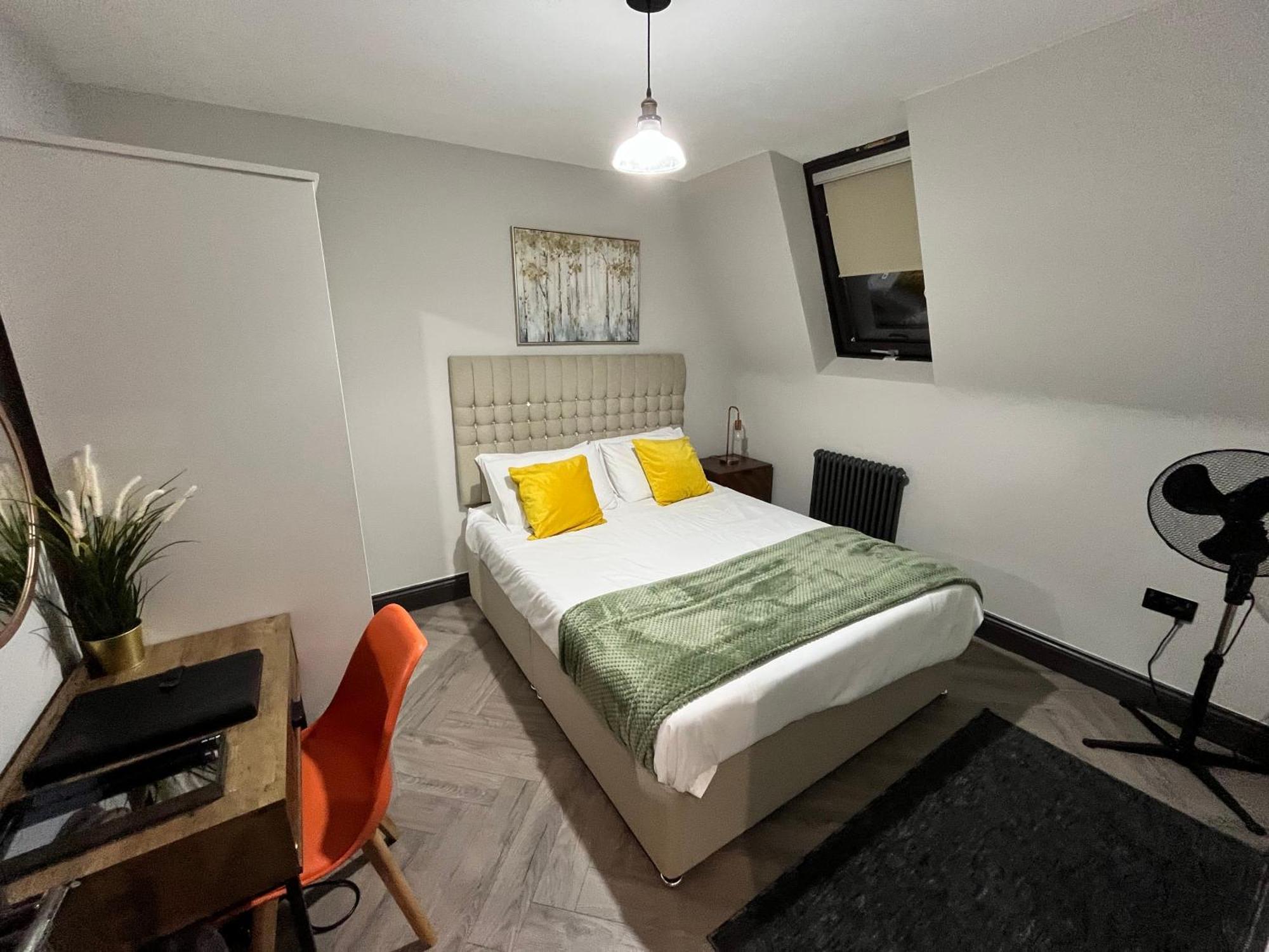 Fabulous 3 Bed - Near Excel - Sleeps 6 - 8 Apartment