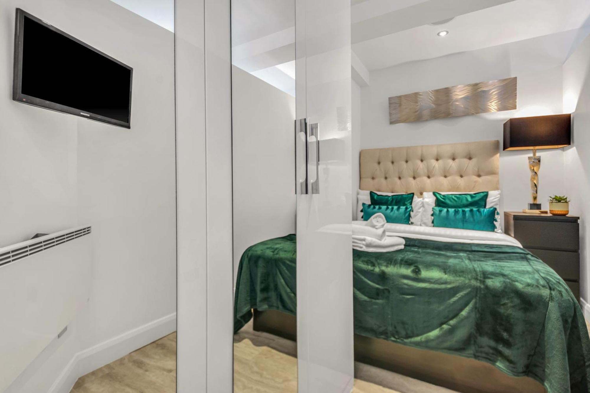 Mysquare Modern One Bed Serviced In Chelsea Apartment