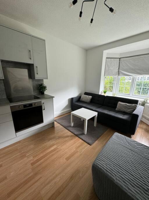 Lovely 3-bed 20 Mins To Londen