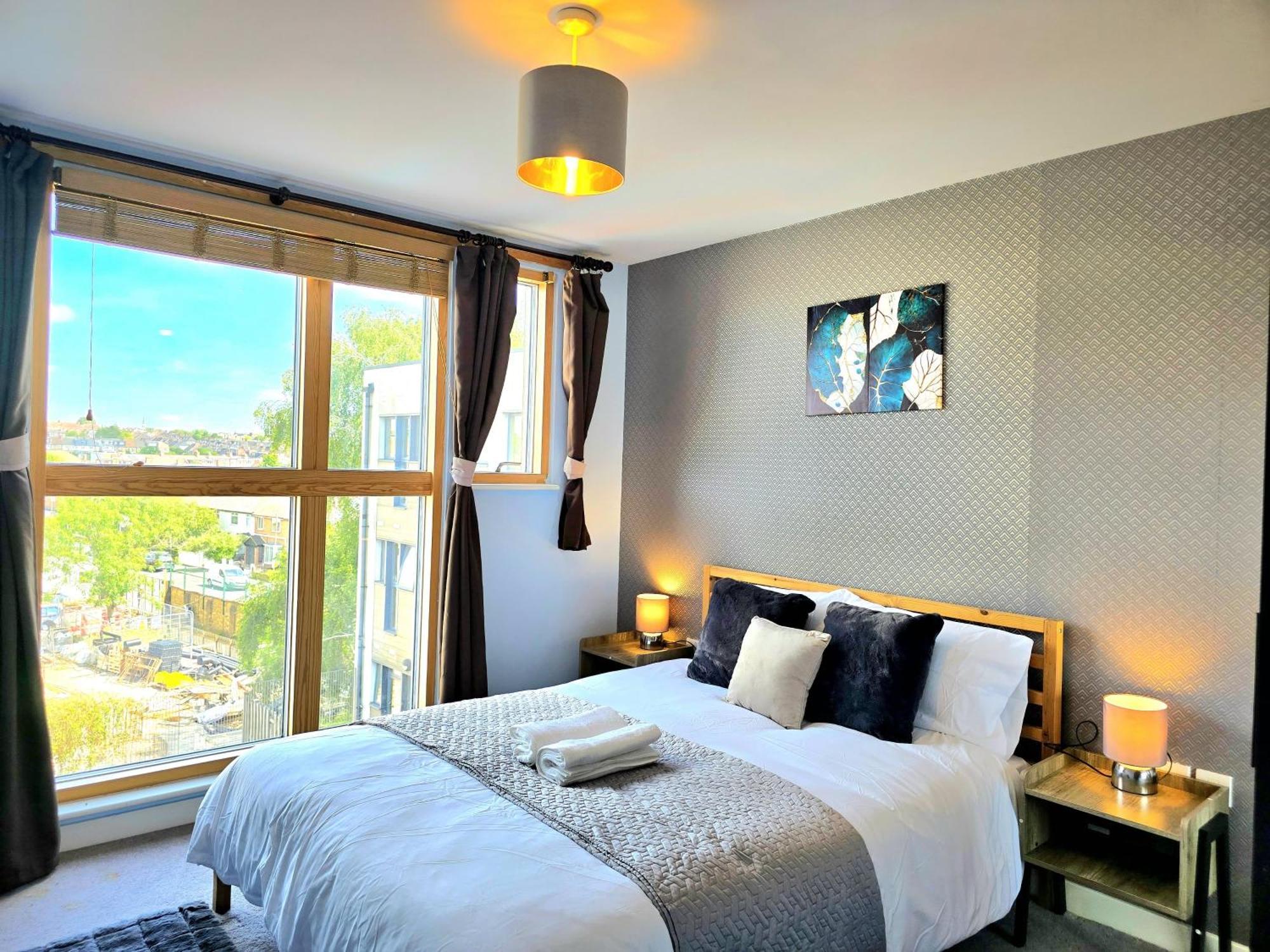 Spectacular 3br 2bath Rooftop Sky-views With Parking Leilighet London