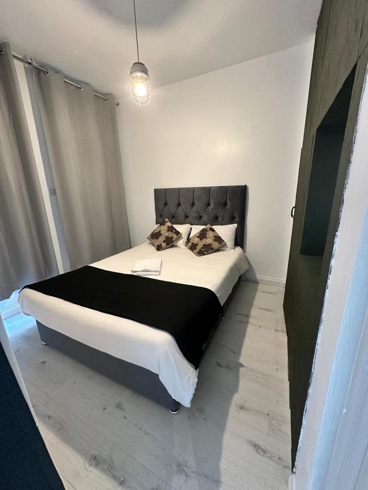 2 Bedroom Flat Wembley Apartment London