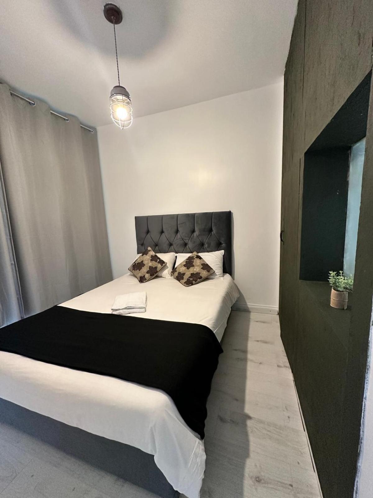 2 Bedroom Flat Wembley Apartment *