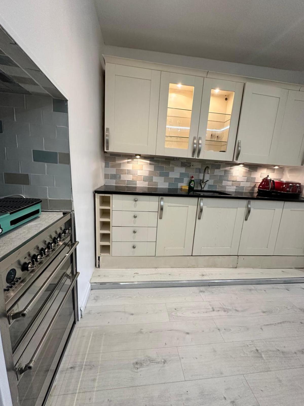 2 Bedroom Flat Wembley Apartment *