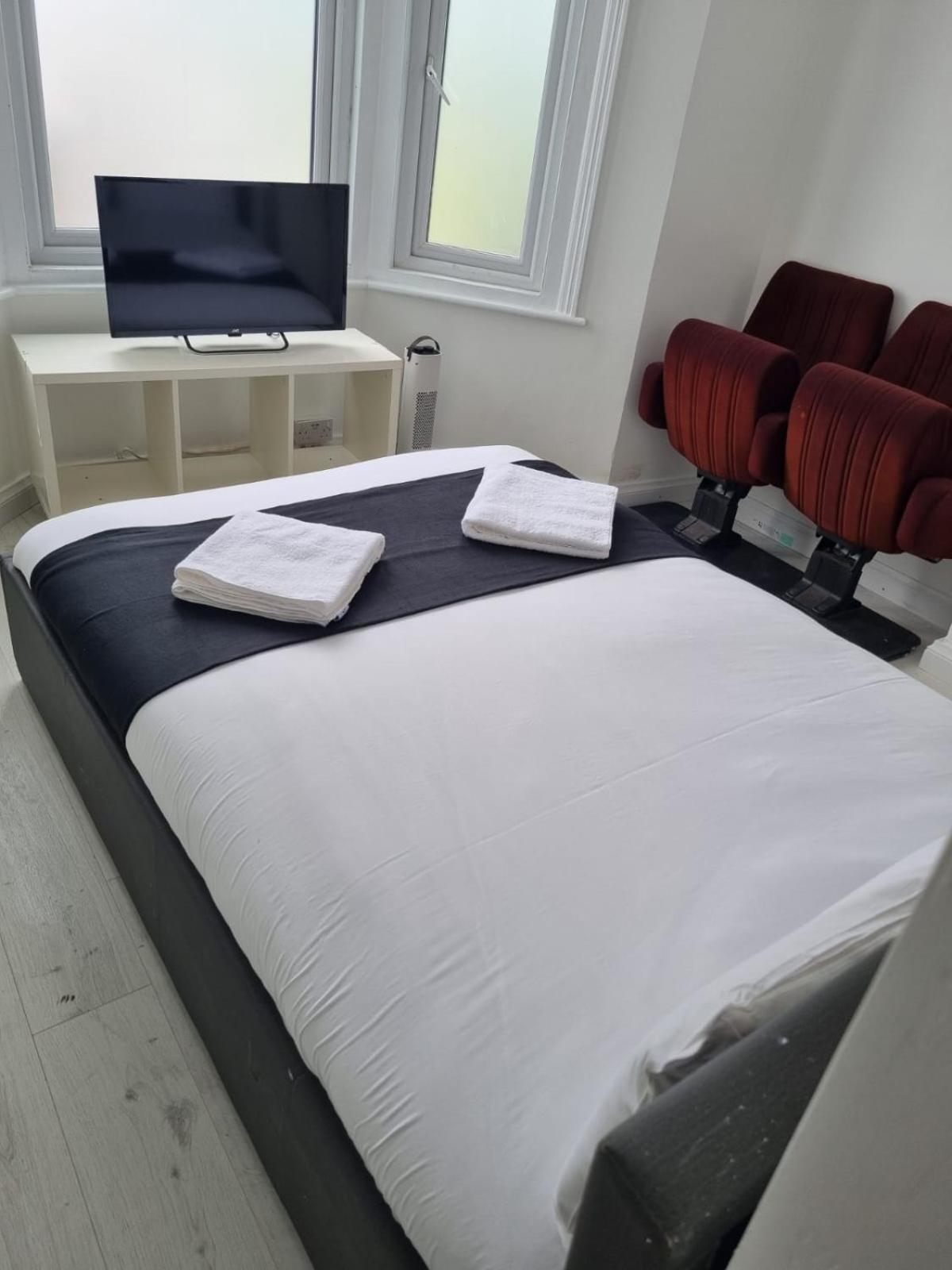 2 Bedroom Flat Wembley Apartment