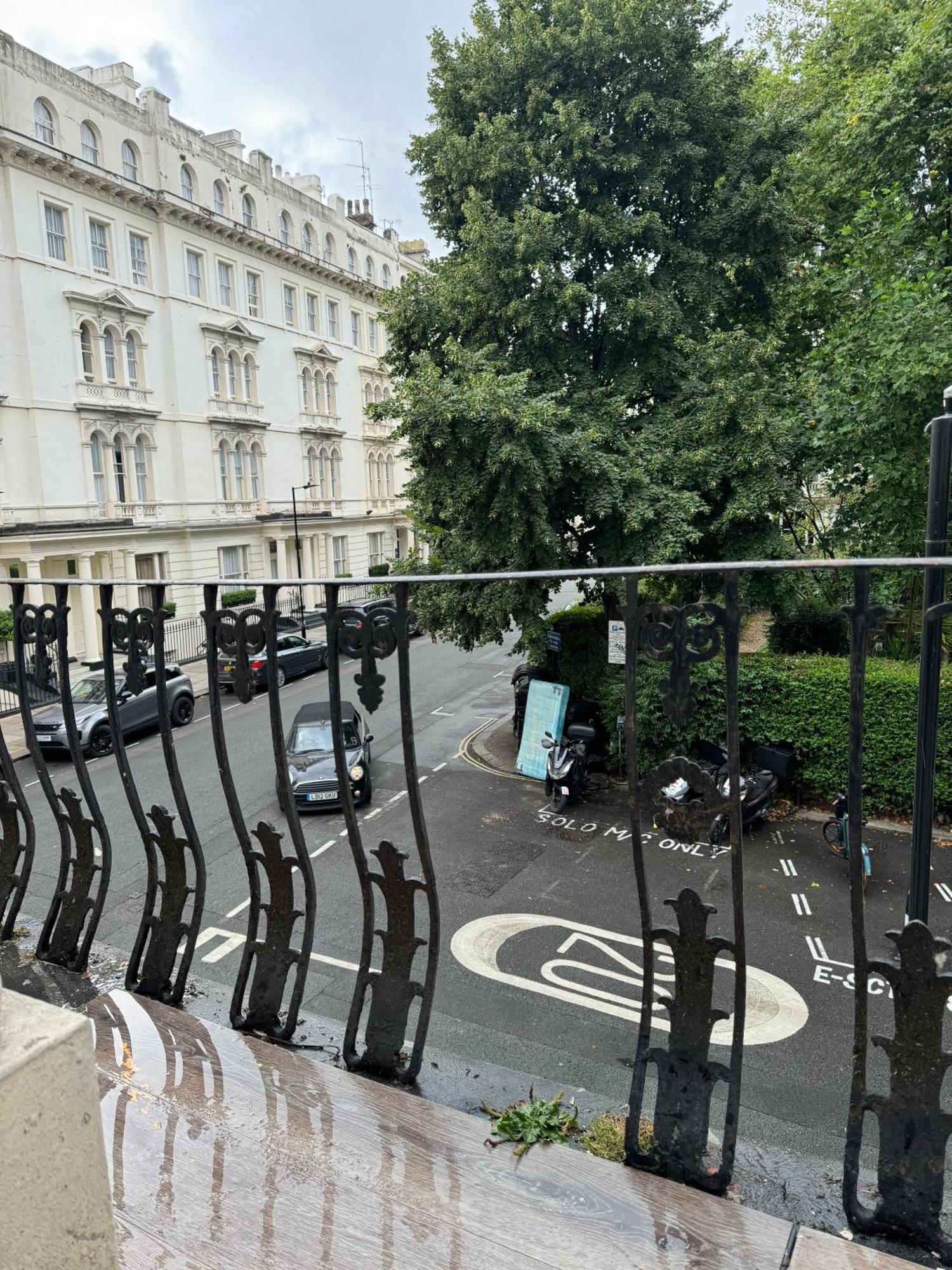 Central, Compact And Fashion Flat For 4 People With Breakfast In Kensington Zone 1 Londen