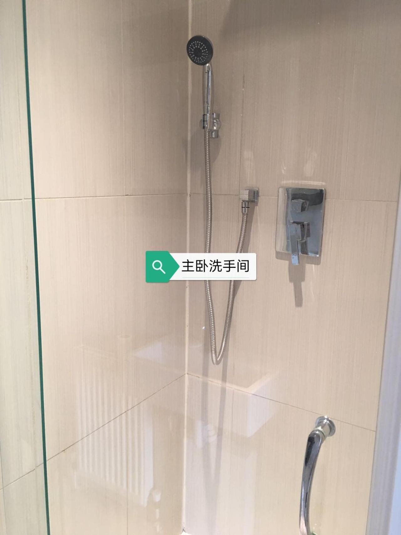 Spacious 3 Bedroom In Apartment *