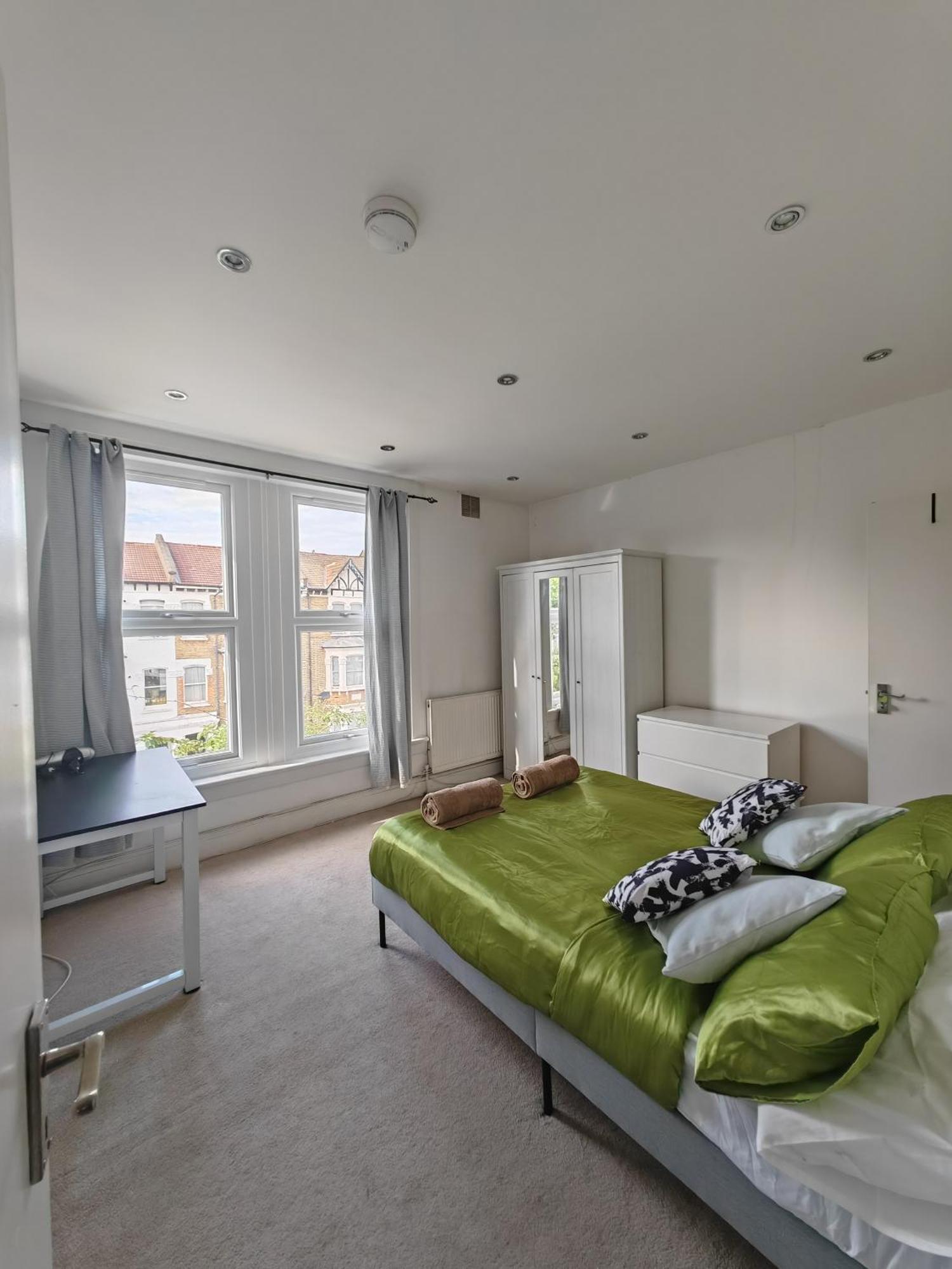 Spacious 3 Bedroom In Apartment *