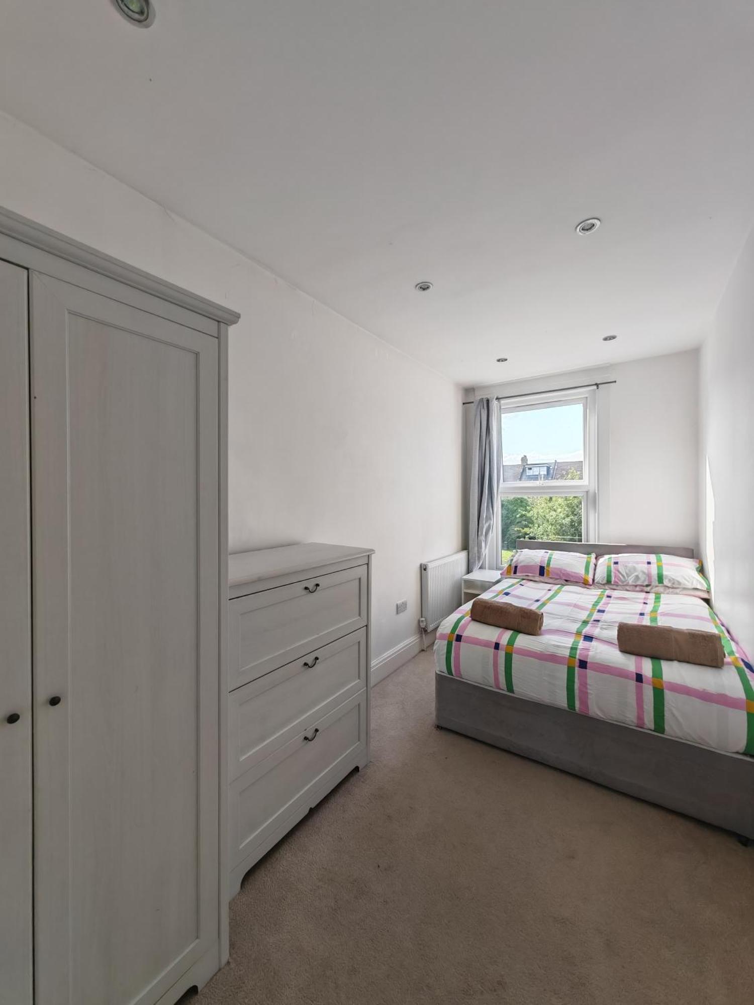 Spacious 3 Bedroom In Apartment *