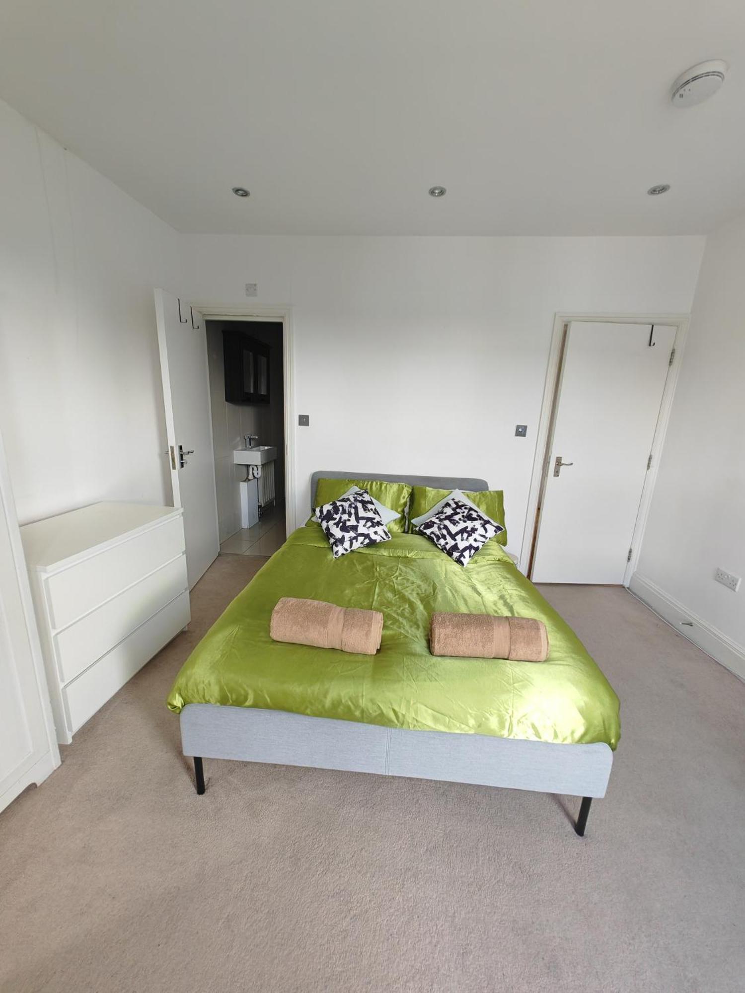 Spacious 3 Bedroom In * London