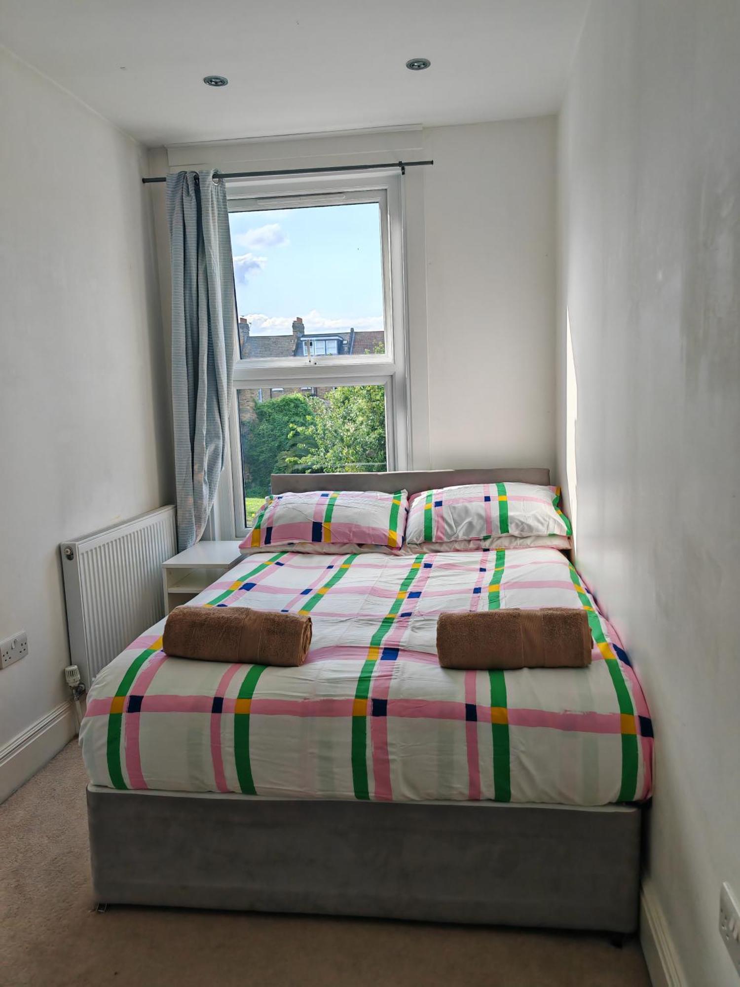 Apartment Spacious 3 Bedroom In London