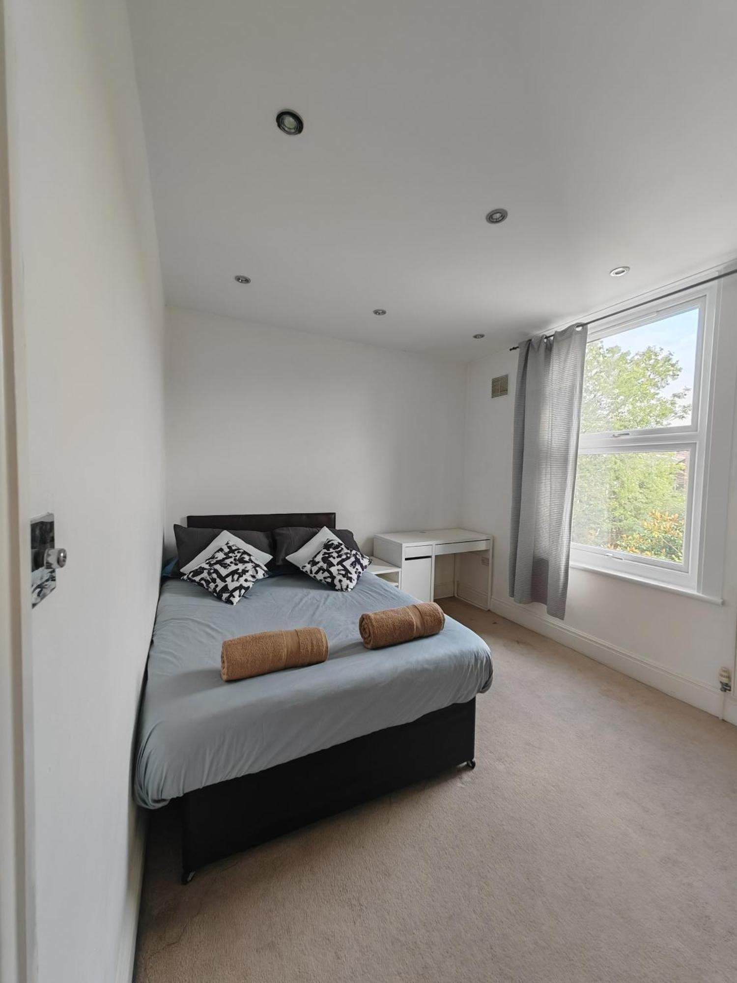 Spacious 3 Bedroom In * London