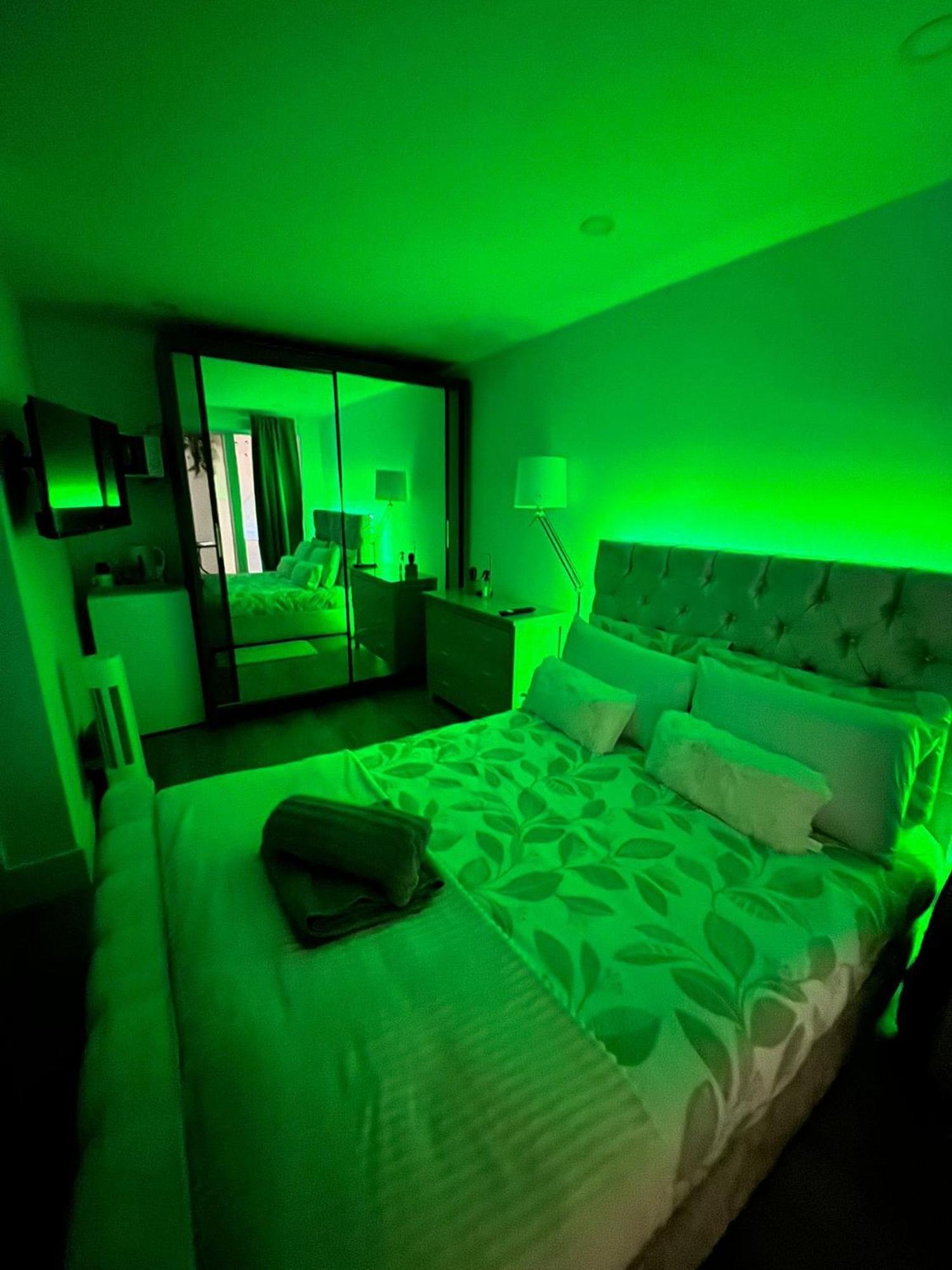 Tropical With Private Bathroom And Patio Guest house *
